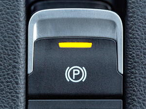 Parkovací brzda? Za opravu elektrické si dost připlatíte