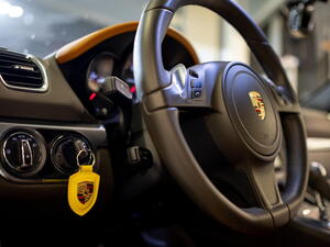 Porsche se startuje vlevo. Proč?
