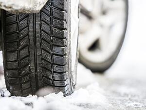 Povinnost a hloubka dezénu zimních pneu v Rakousku