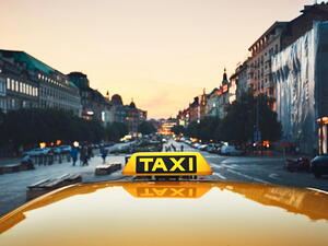 Pražské taxíky čeká tichá revoluce: Od roku 2030 jen na elektřinu, starší diesely skončí už dříve