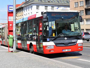 Přednost a výjezd autobusu ze zastávky