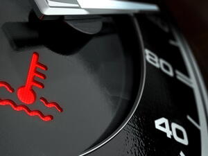 Přehřívání motoru: Co dělat, když teplota stoupá do červeného?