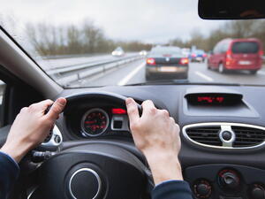Proč auto plave při jízdě: geometrie, tlumiče, gumy a vůle