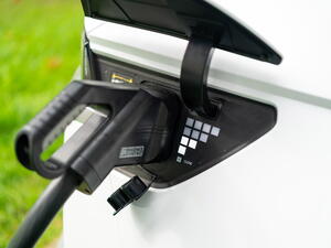 Proč elektromobily pracují s napětím 800 voltů?