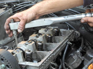 Spalovací motor bez vačkové hřídele
