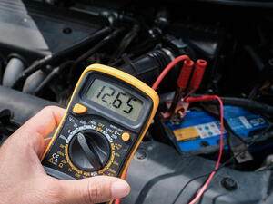 Správné napětí autobaterie: Hodnoty při odstavení, startu a dobíjení