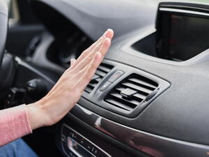 Start-stop a klimatizace: Proč někdy chladí dál a někdy ne