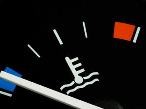 Studený motor a vysoká spotřeba: Proč auto po startu více žere?