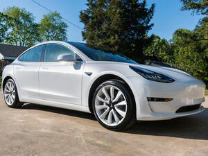 Tesla Dual Motor: Proč je každý motor jiný?