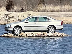 Volvo island je minuaturní ostrov s autem