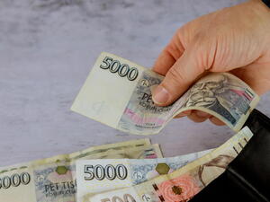 Výplata na ruku? Krátkodobá výhoda, dlouhodobý problém