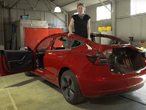 Youtuberka z Tesla Modelu 3 udělala pick-up