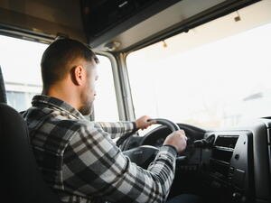 Že Češi berou přes 50 tisíc? V auto-moto na ně dosáhne málokdo