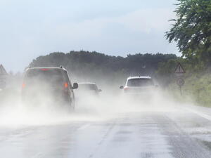 Zimní pneumatiky a aquaplaning: Jak vzniká a proč je nebezpečný?