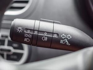 Znáte veškeré kontrolky světel v autě?