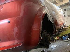 Zrezlé prahy byly na odpis: Podívejte se, jak jsme svépomocí zachránili vůz Seat Leon 