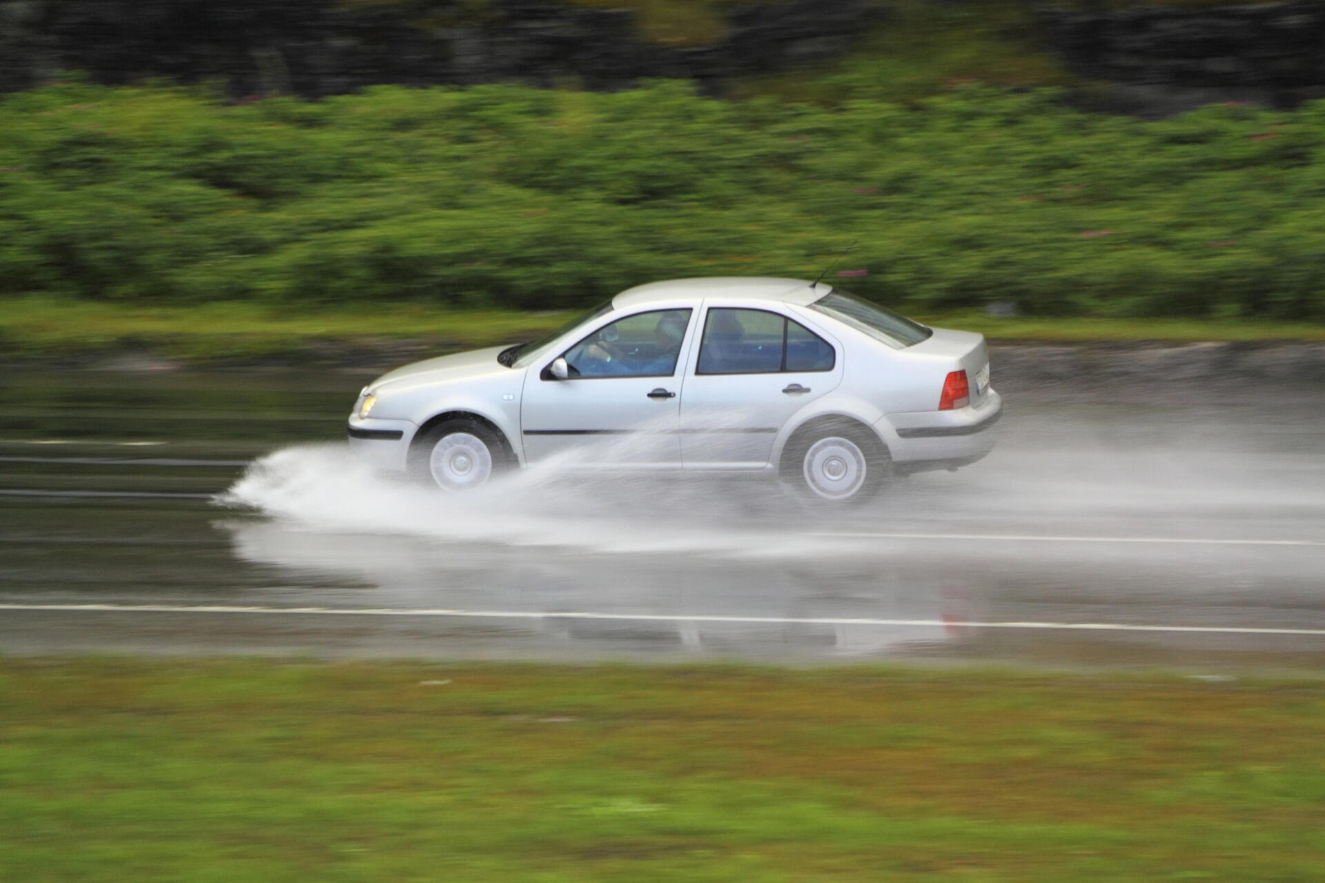 Aquaplaning: jaké pneumatiky mu odolají nejlépe