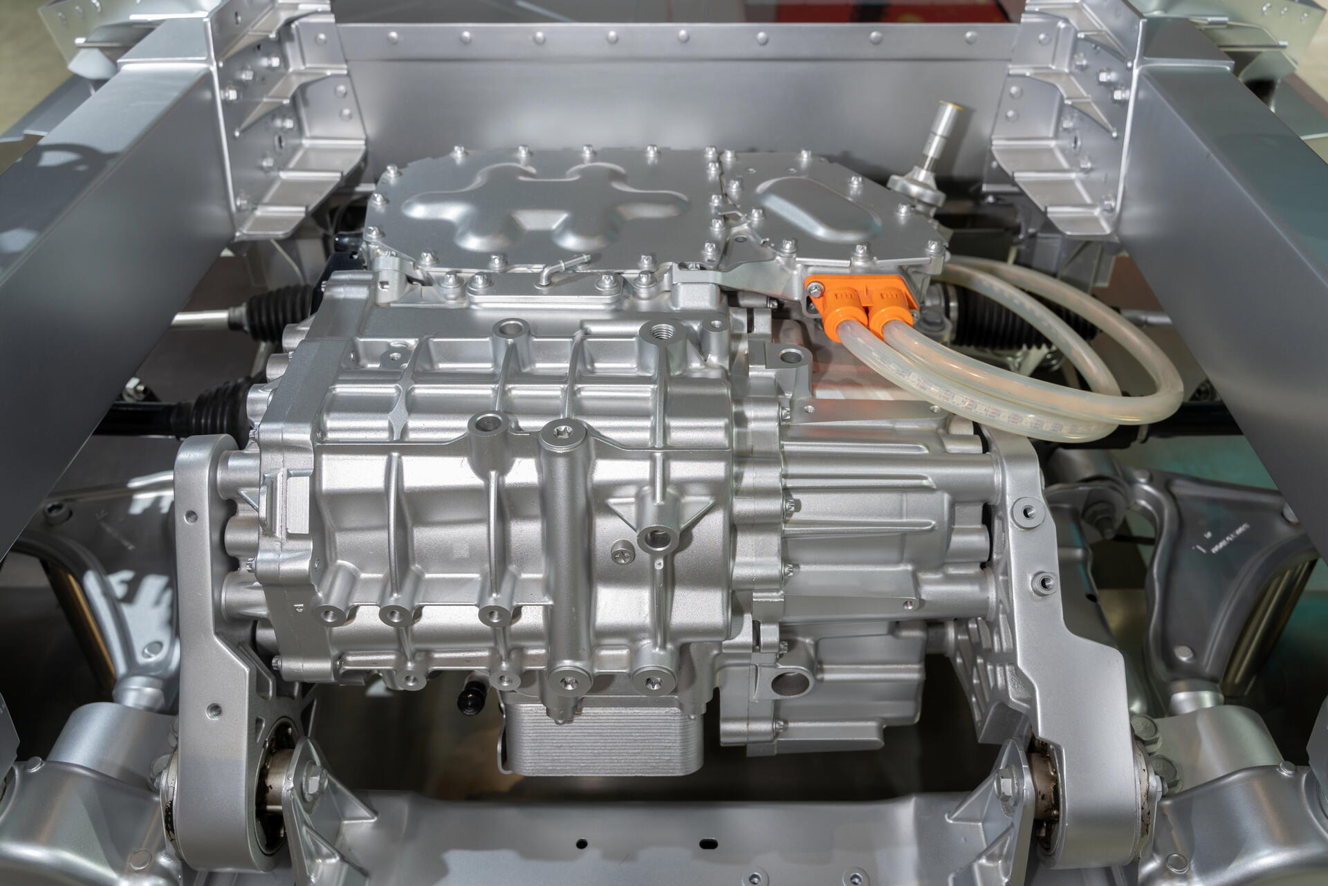 Asynchronní motor: V čem má navrch proti synchronnímu motoru?