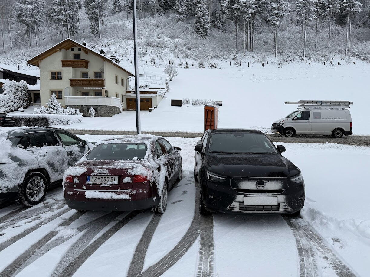 Autem na hory – dojede dřív elektromobil, nebo spalovák?