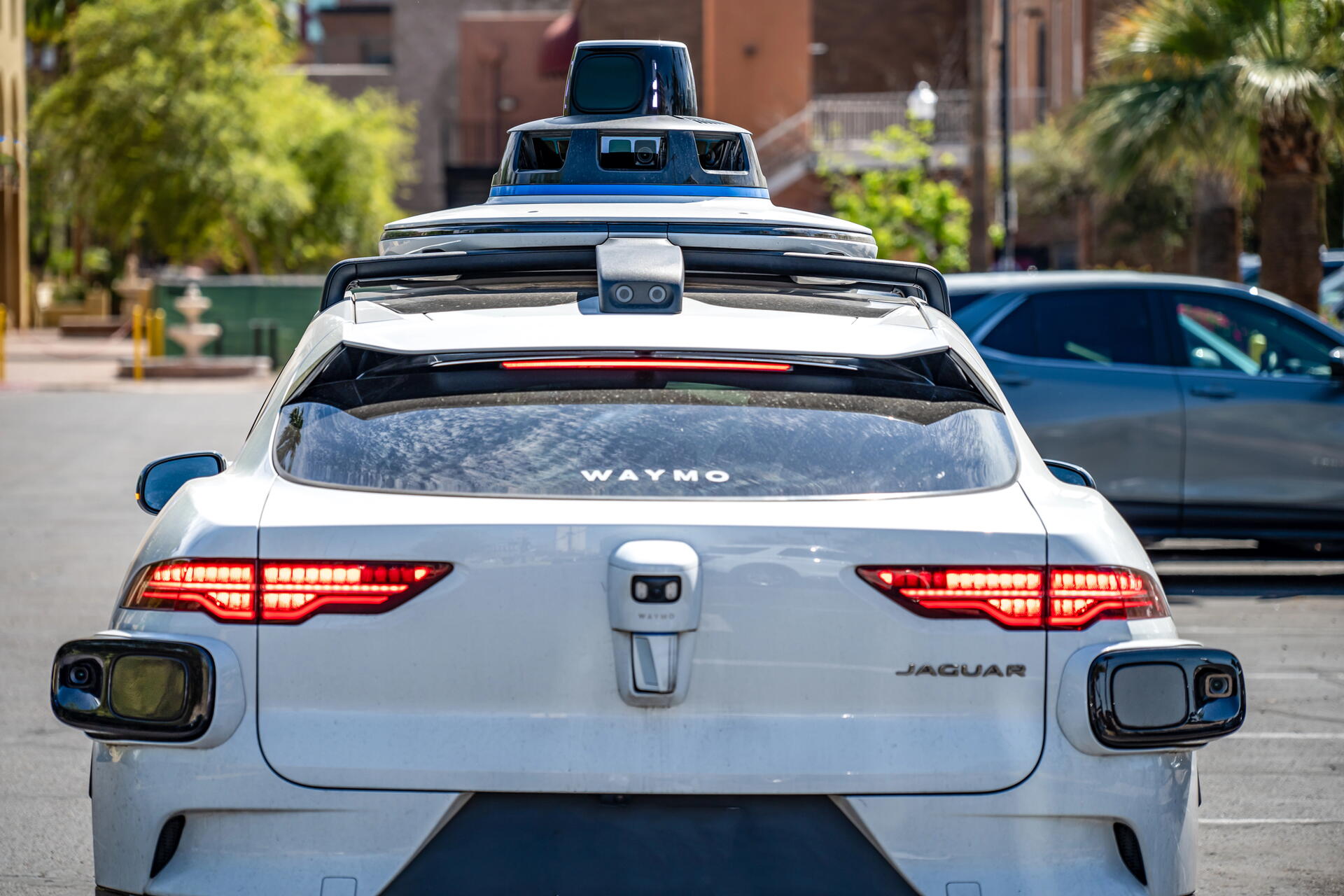 Autopilot a samořízení: Tesla spoléhá na kamery, Waymo na lidar