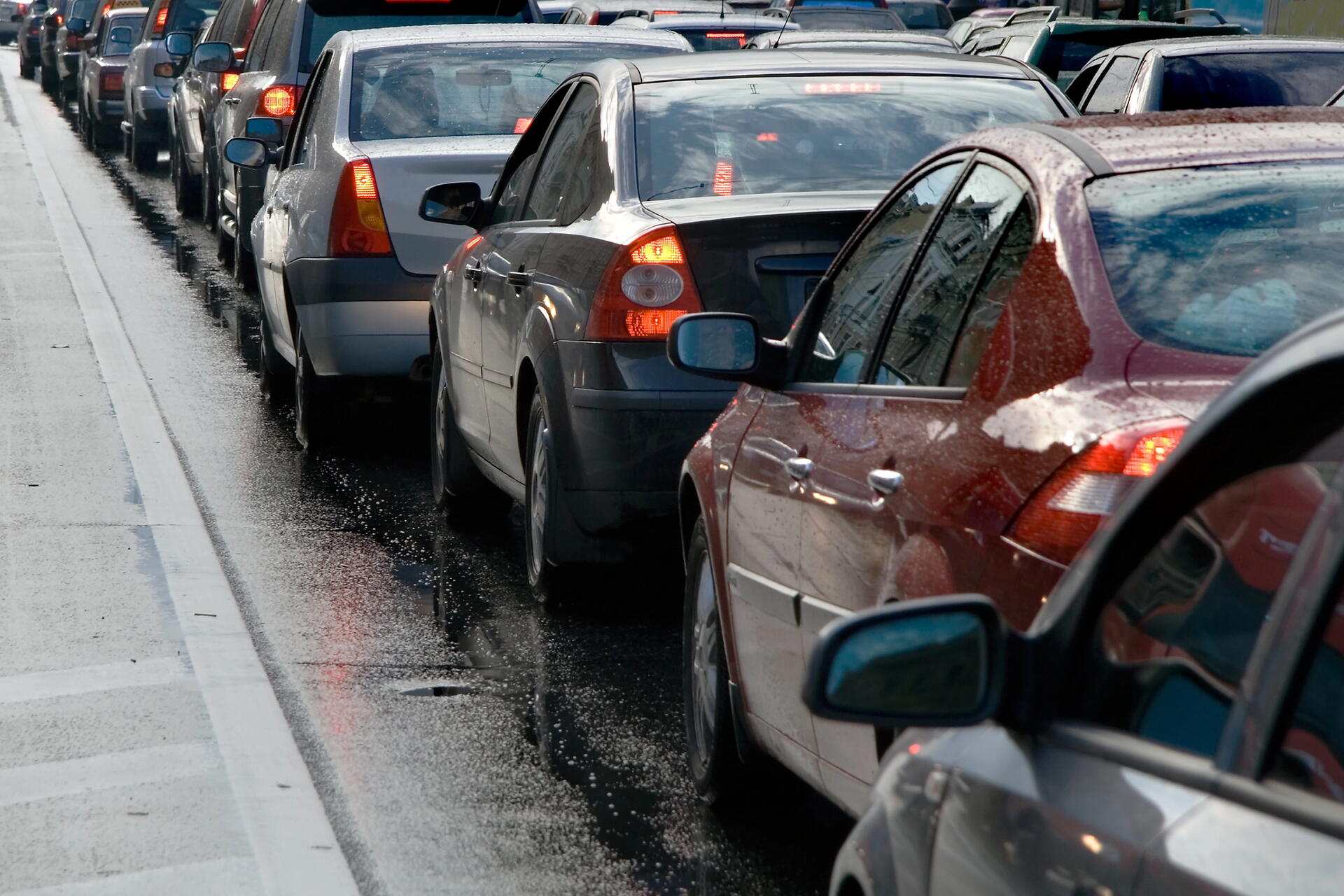 Češi odmítají dojíždět za prací dál než 30 km. Firmy reagují benefity