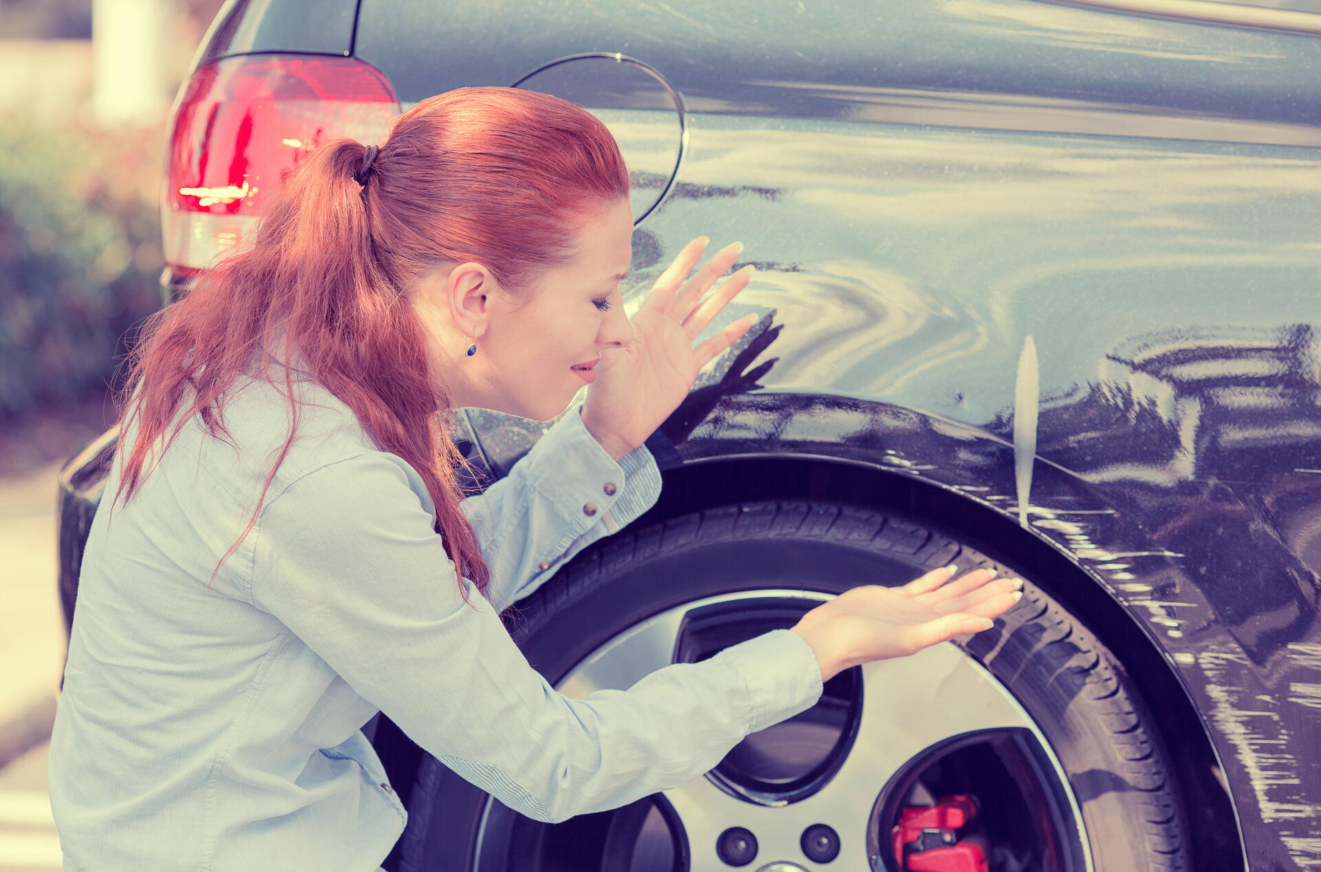 Co dělat, když najdete odřené auto na parkovišti