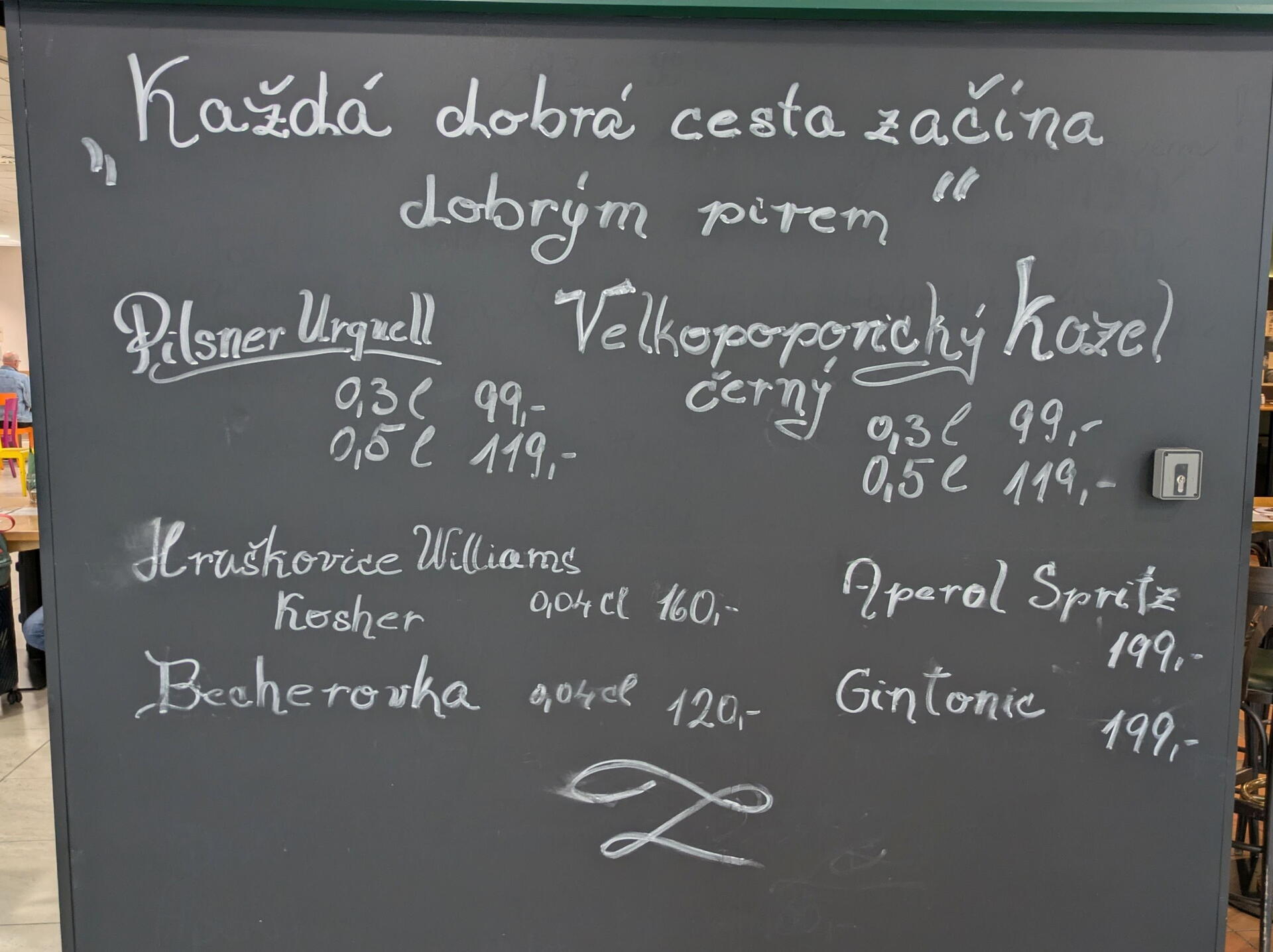 Dá se najíst na pražském letišti levně? Dá, ale musíte vědět, kam zajít