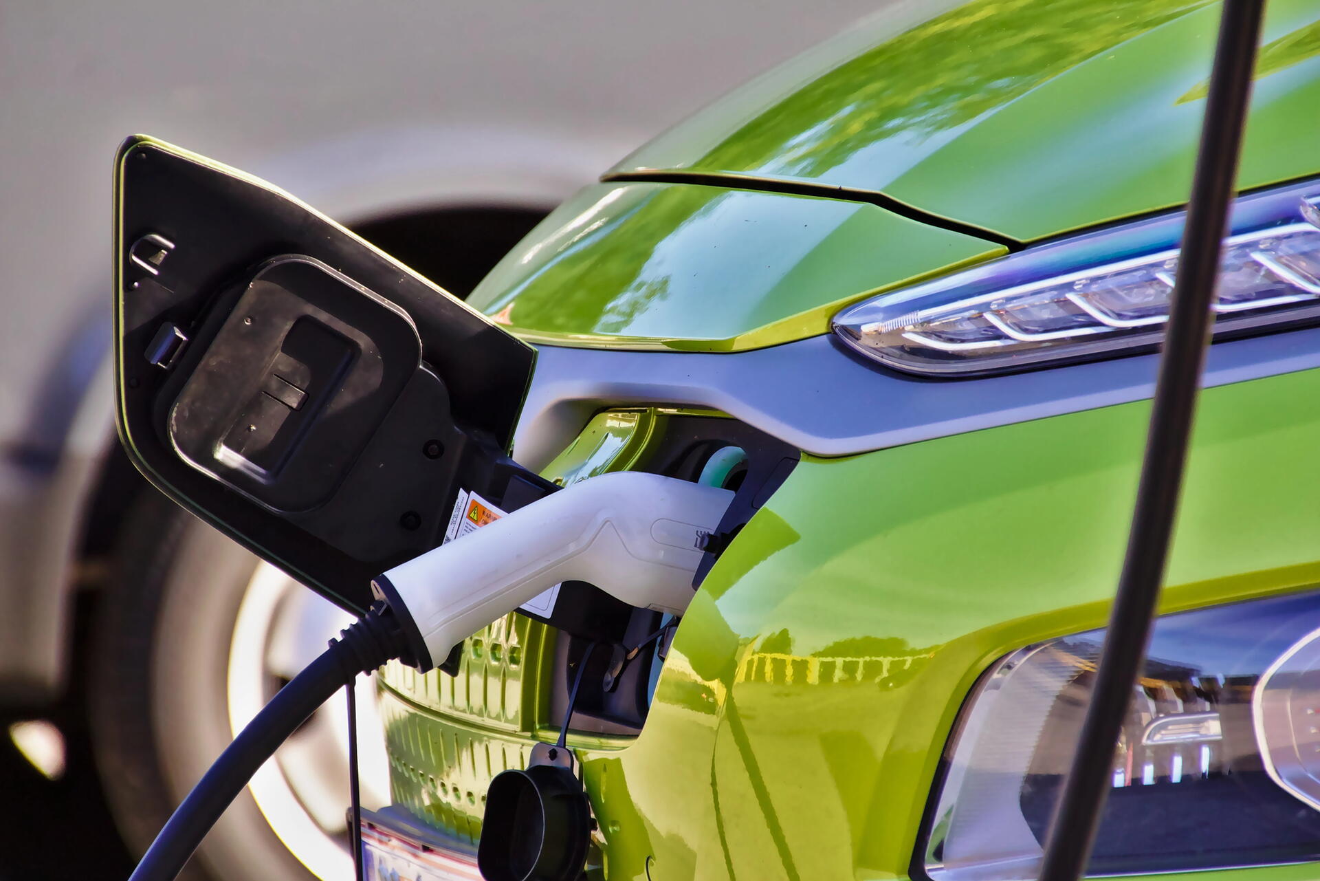 Daň z pohonných hmot: Elektromobily ji neplatí, ale budou