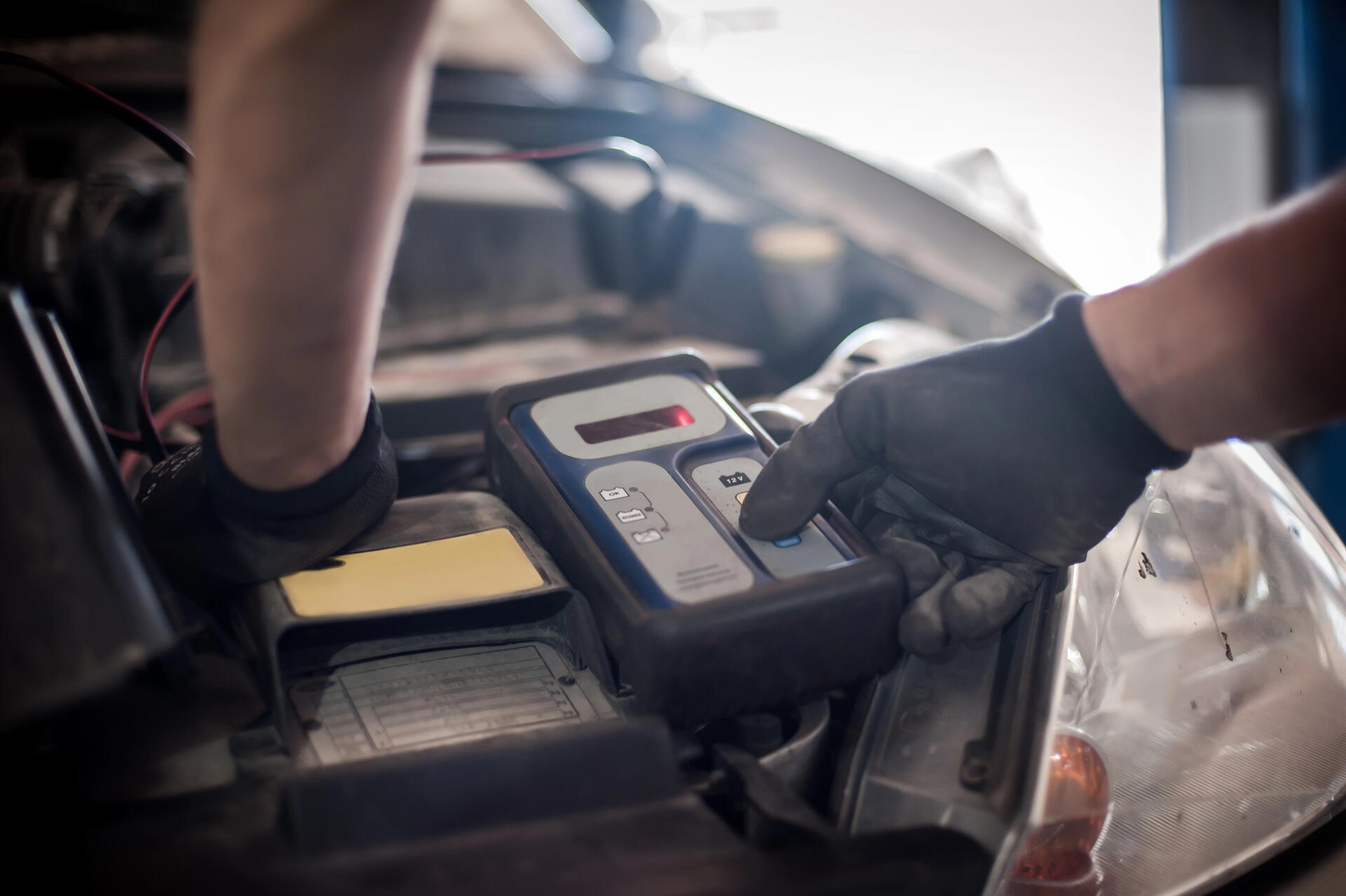 Digitální a zátěžový tester autobaterie: Jen jeden ukáže skutečný stav