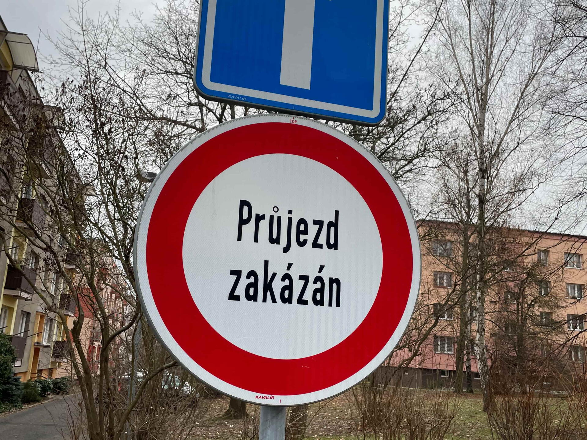 Dopravní značka Průjezd zakázán. Co ve skutečnosti znamená?