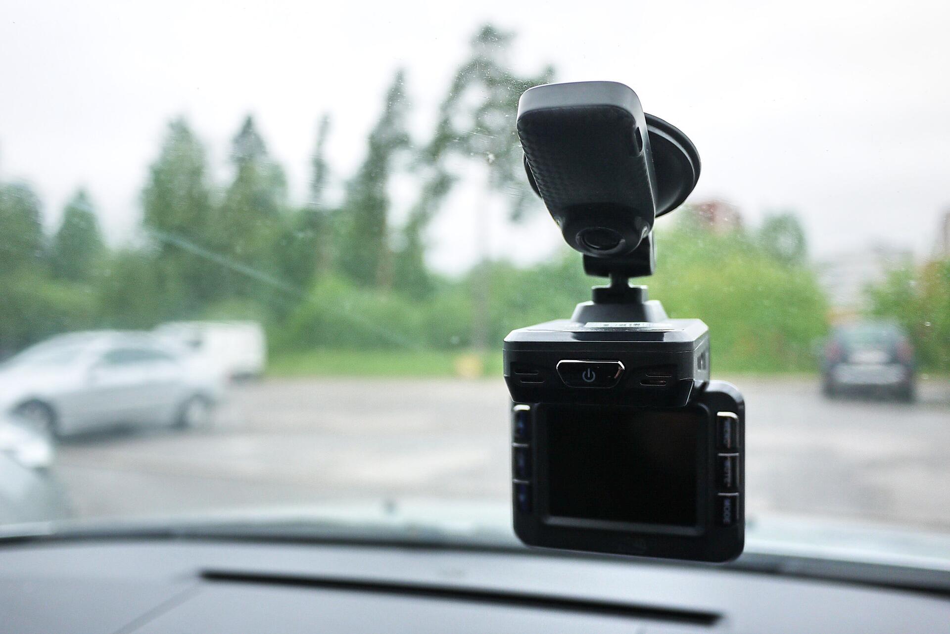 Duální kamera do auta - co to je a jaké má výhody