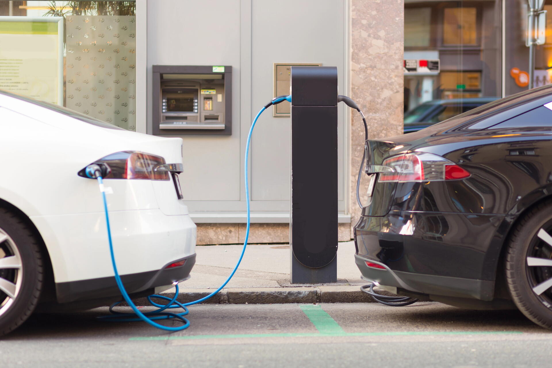 Elektromobily nemusejí mít dálniční známku. Je to fér?