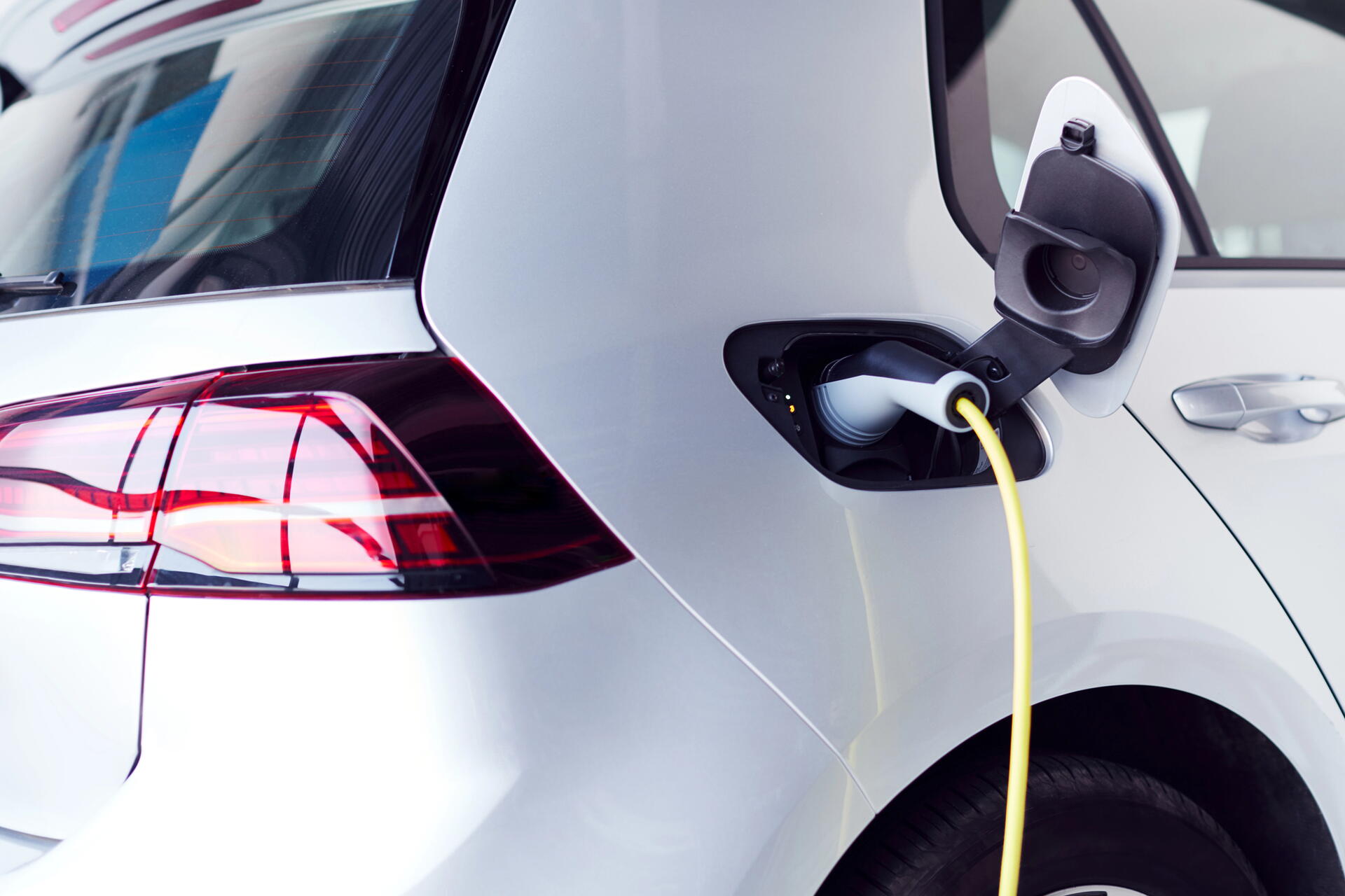 Elektromobily se nekazí? Je to mýtus, jejich problémy jsou ale jiné než u spalováků