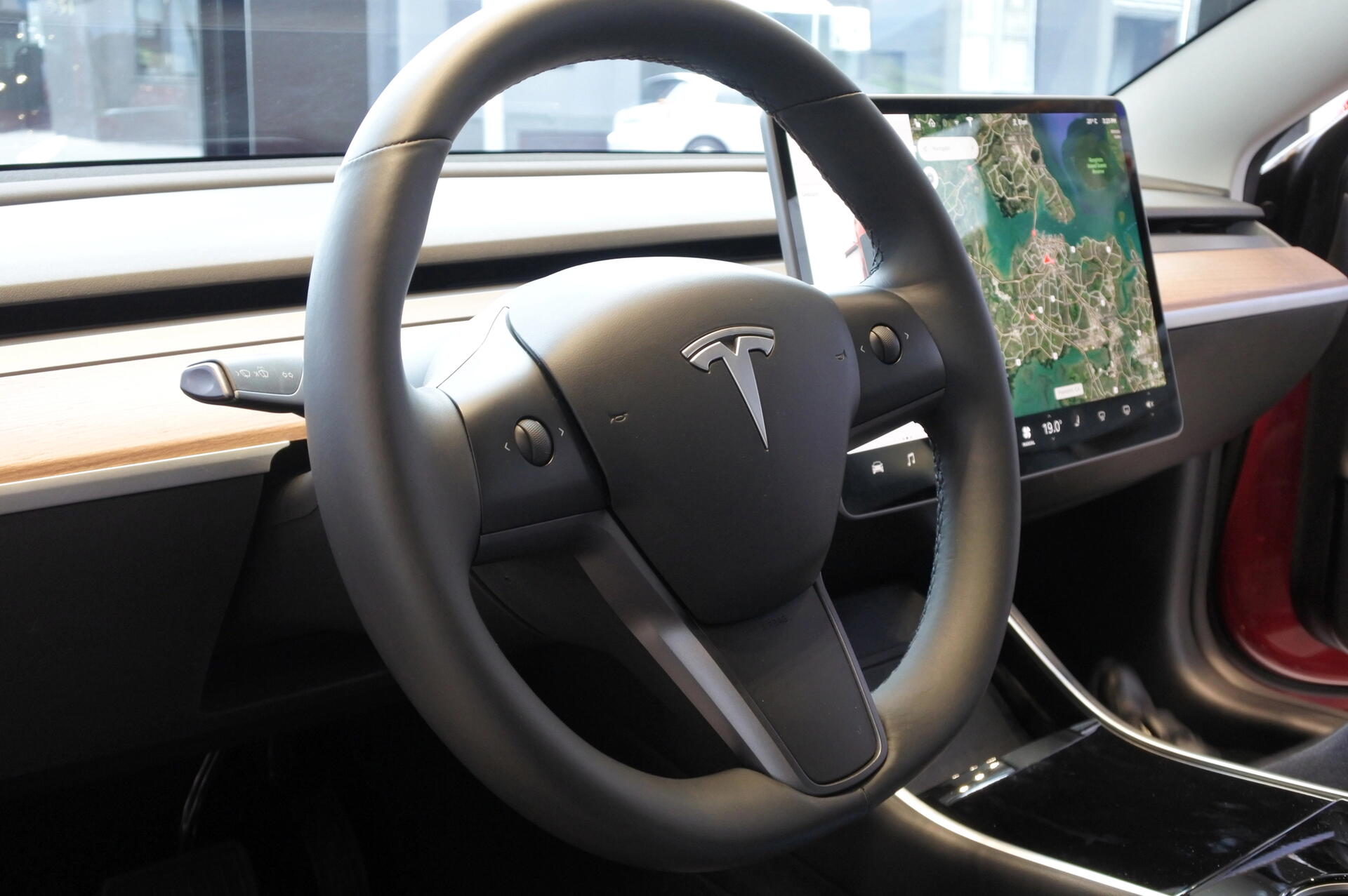 GPS lokátor do auta: U Tesly může být jeho montáž překvapivě složitá