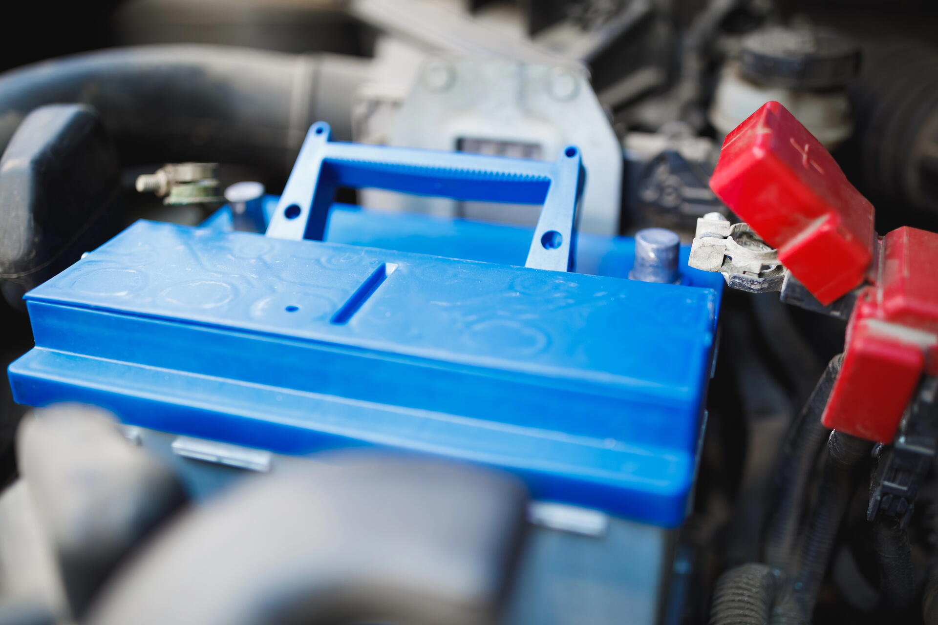 GPS lokátor do auta varoval, že autobaterie je mrtvá