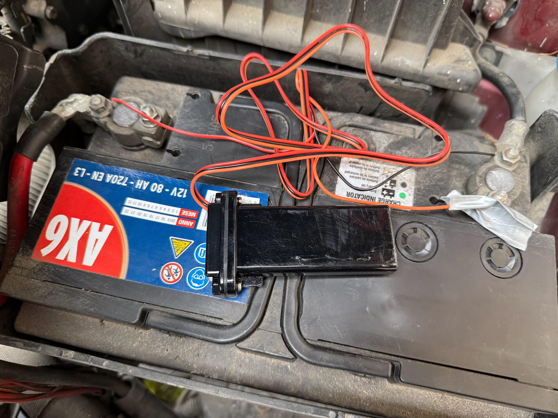 GPS lokátor do auta z Aliexpressu