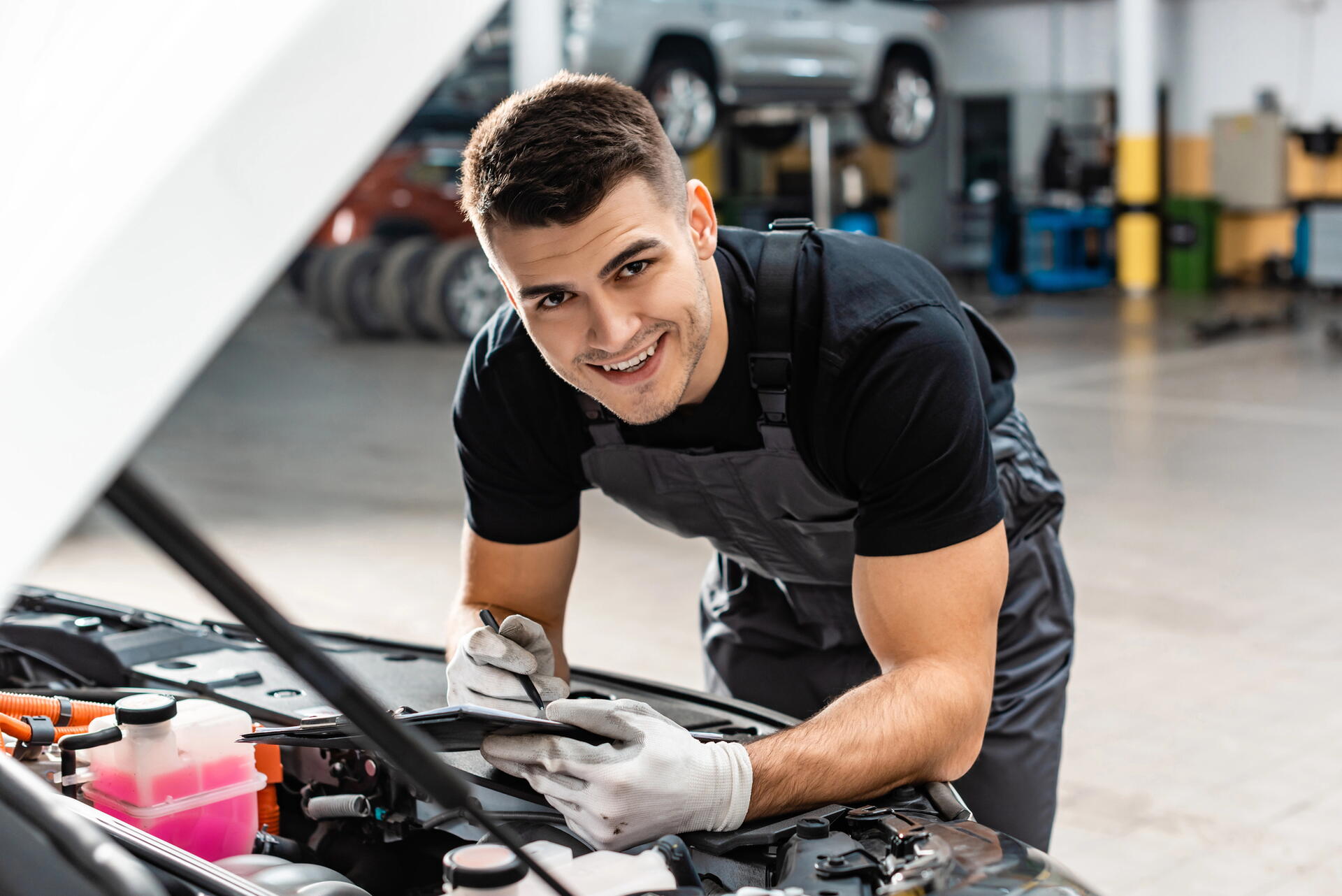 Hledáme automechanika za 21 300 Kč, zní z inzerátů