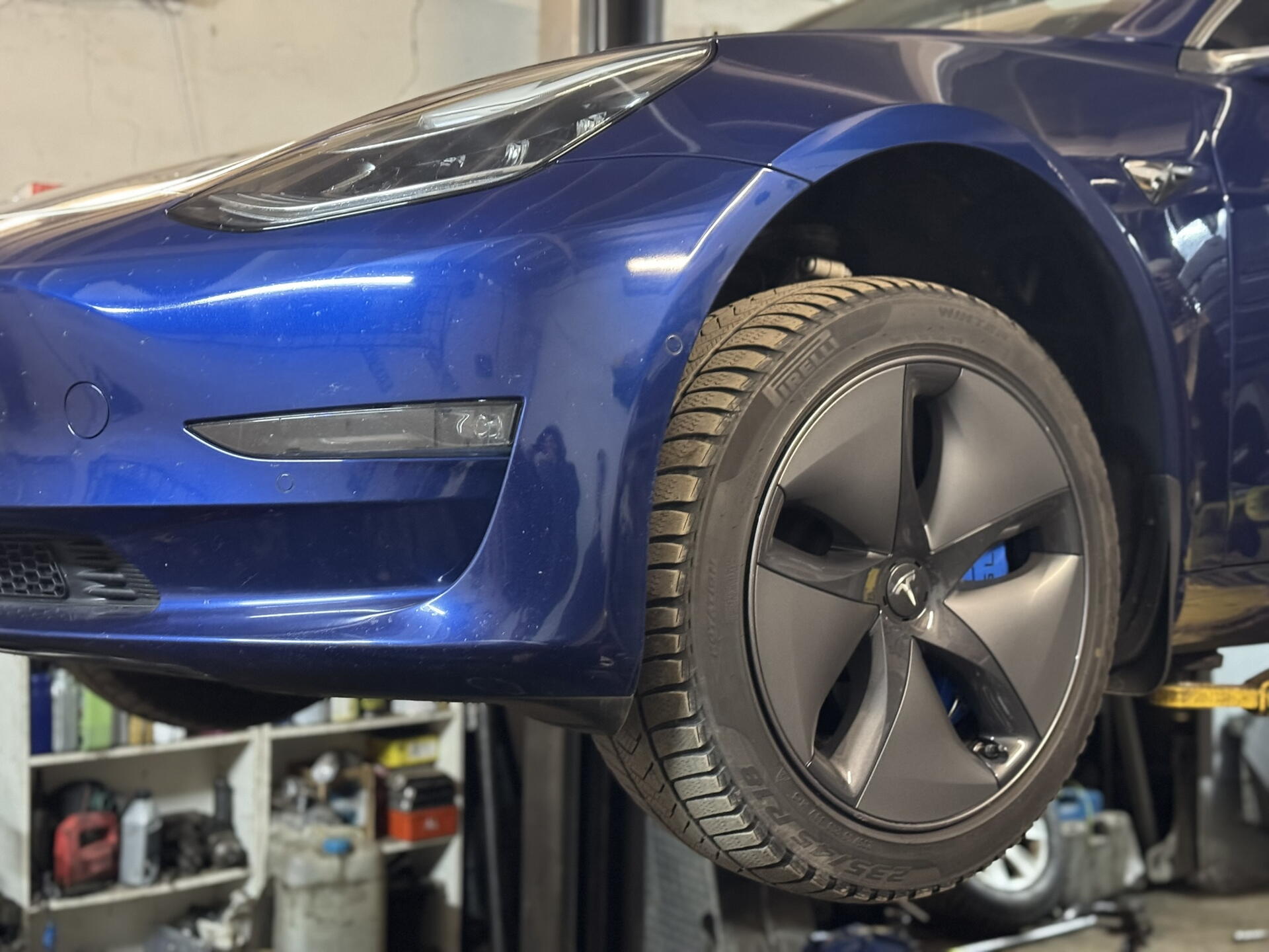 Jak jsme vyměnili opotřebovaná ramena u Tesly Model 3