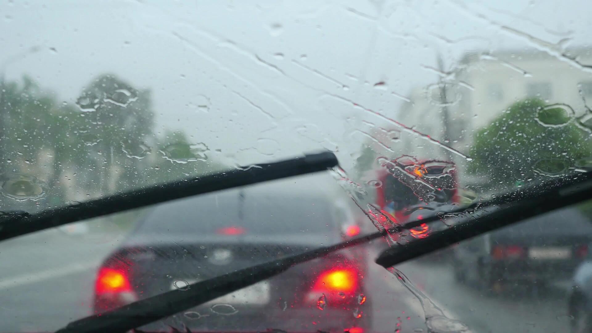 Jak na zamlžená skla v autě? Zkuste kočkolit i gel na holení