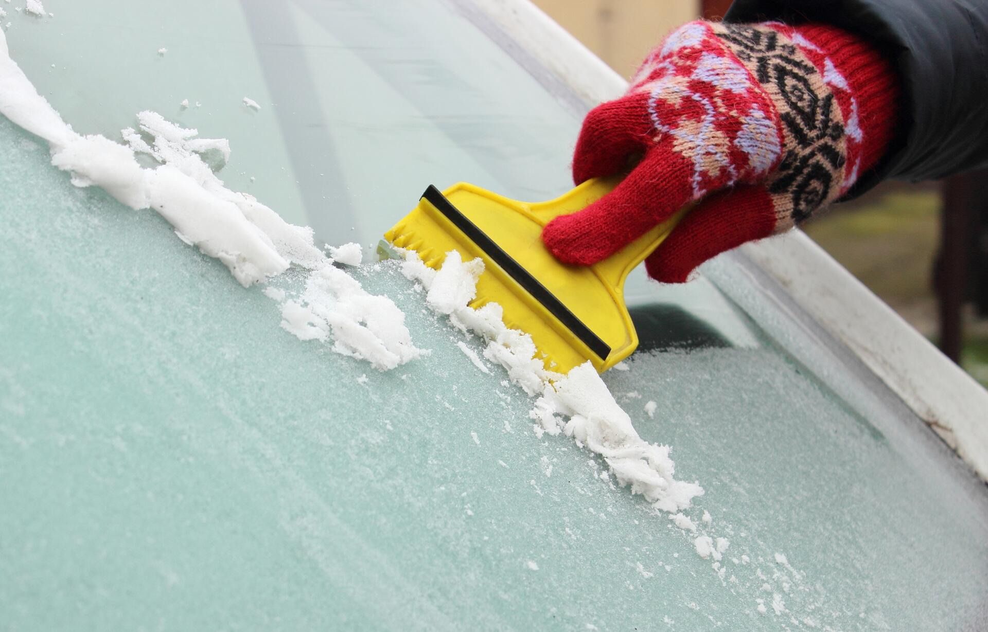 Jak očistit auto od sněhu