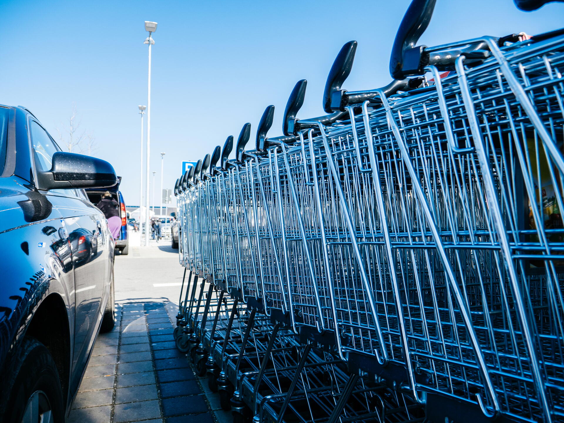 Jak řešit odřené auto na parkovišti? Ideálně s pojišťovnou