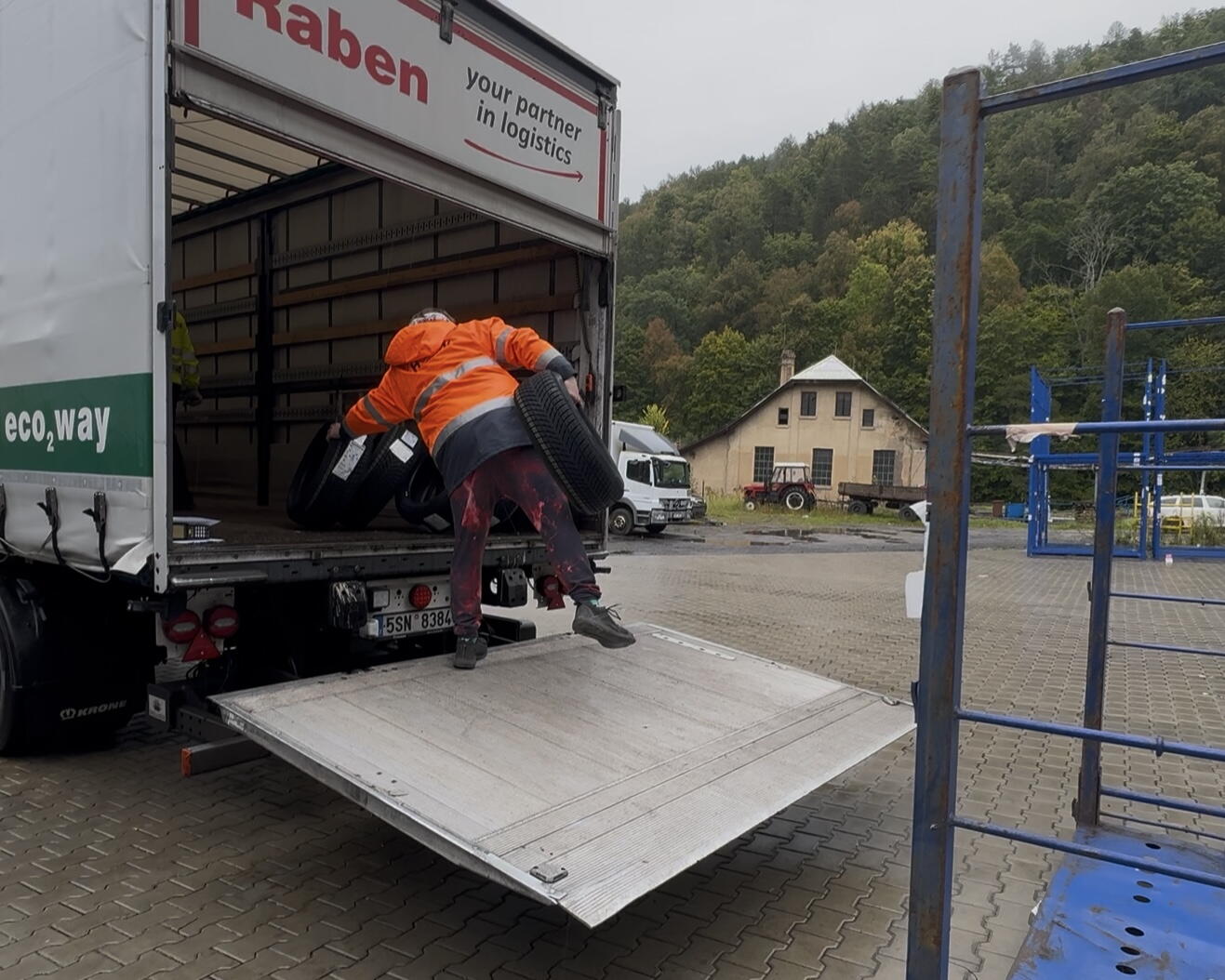 Jak se naskladňuje pneumatika z EU a jak z Číny - rozdíly, které byste nečekali