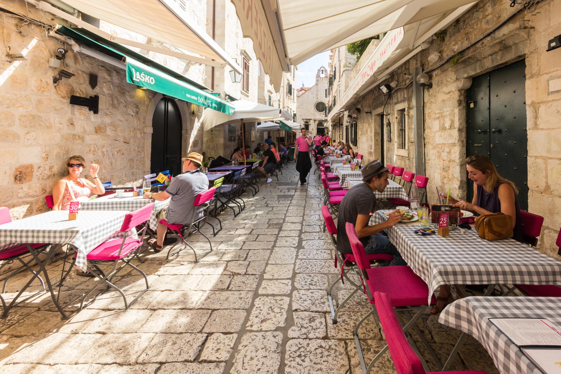 Jak se vyhnout turistickým pastem a najít dobrý podnik