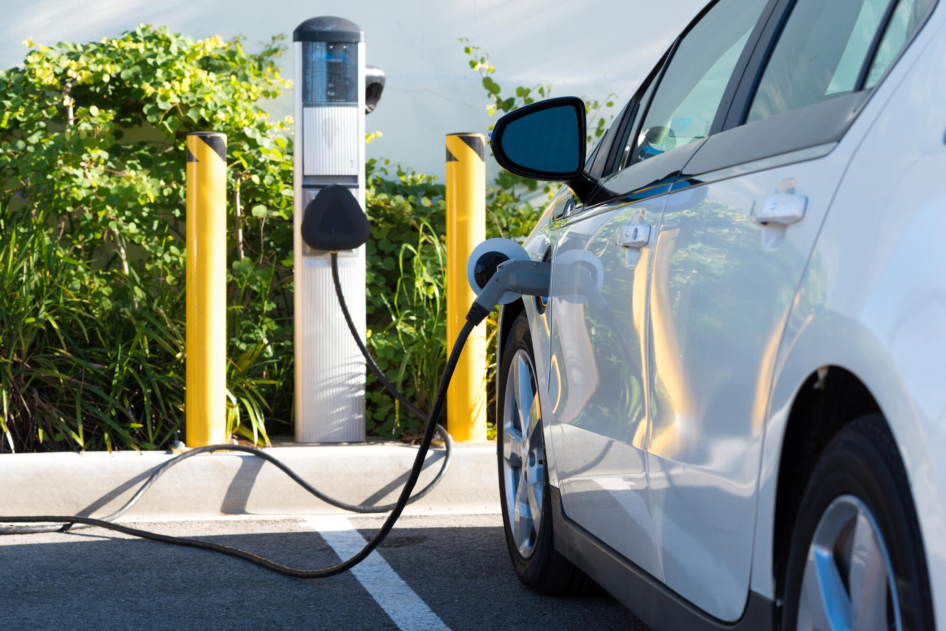Jak správně pojistit elektromobil a nešlápnout vedle?