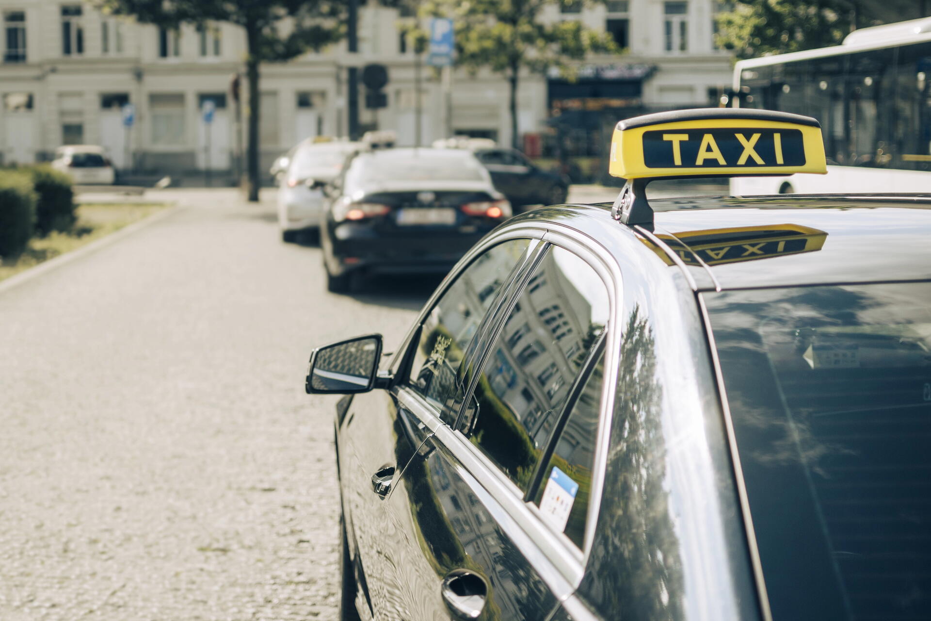 Jaká je průměrná hrubá mzda, na kterou může dosáhnout taxikář v Česku?