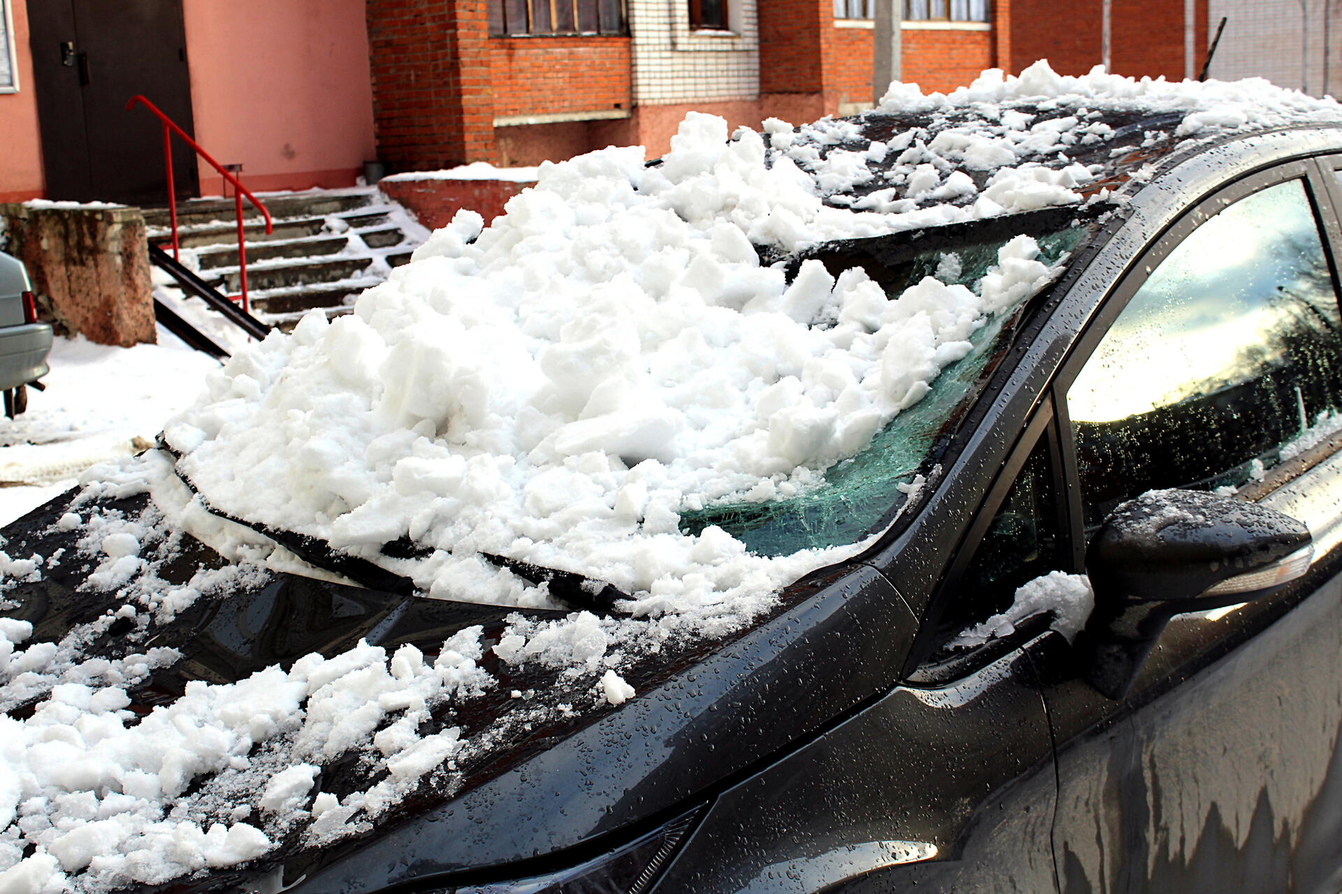 Jaká pojistka kryje sesuv sněhu, který poškodí vaše auto?