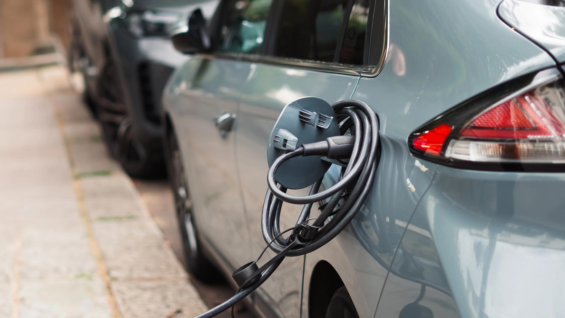 Jaké problémy nás čekají s rozšířením elektromobilů?