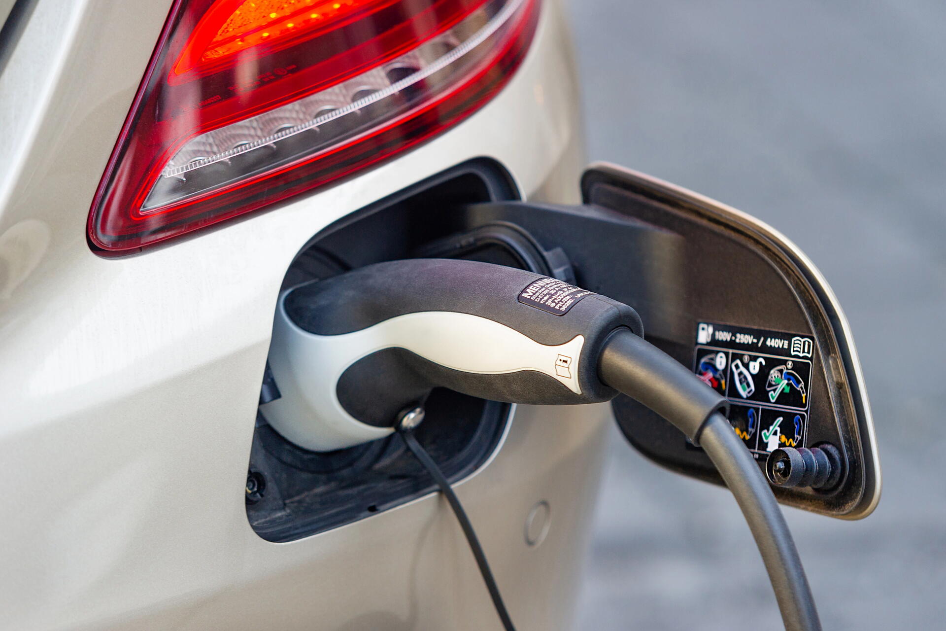 Jaké výhody a nevýhody mají elektromobily? 