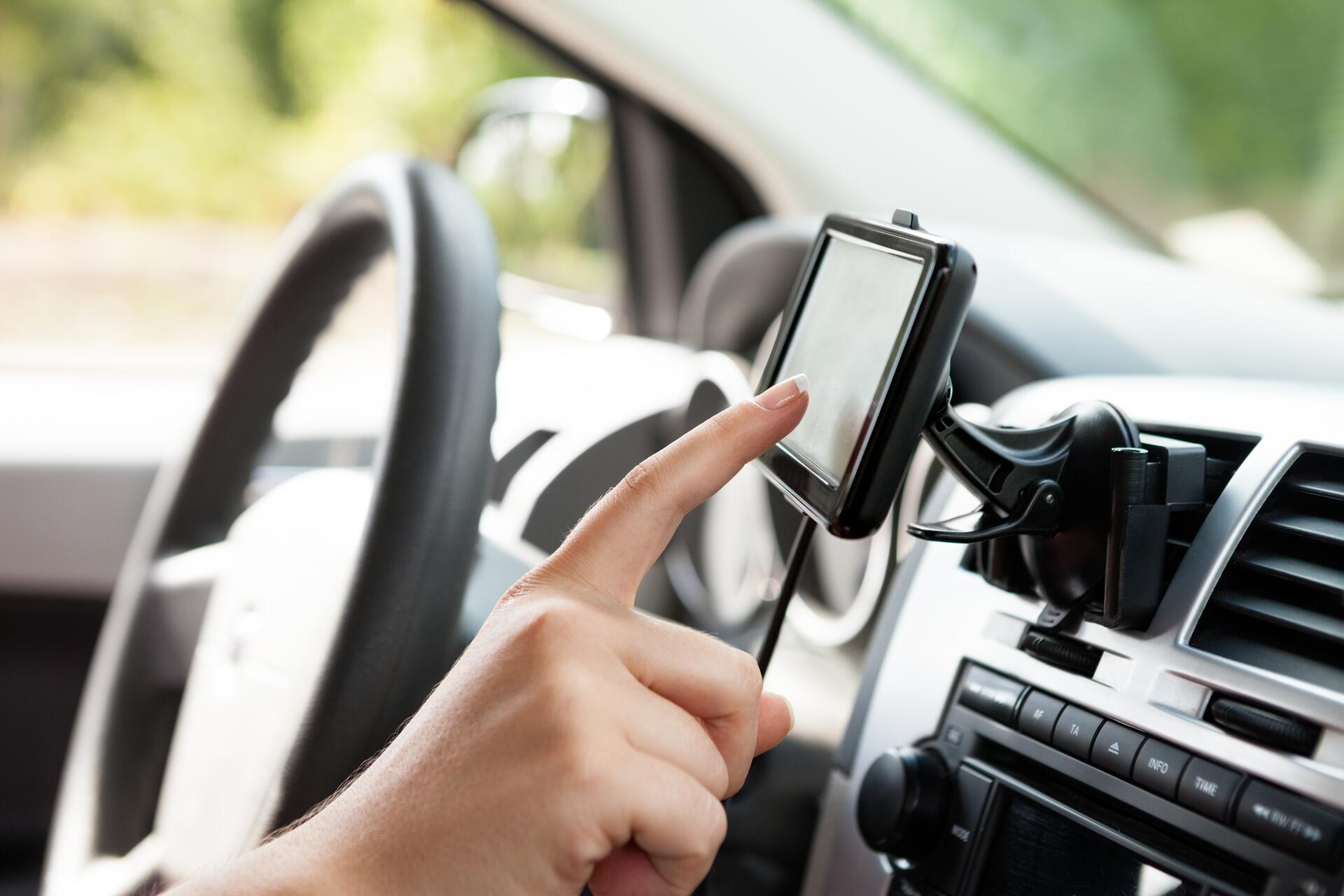Jakou navigaci do auta - GPS, vestavěnou nebo online v mobilu?