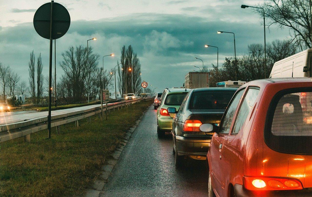 Jízda v levém pruhu ve městě a mimo město